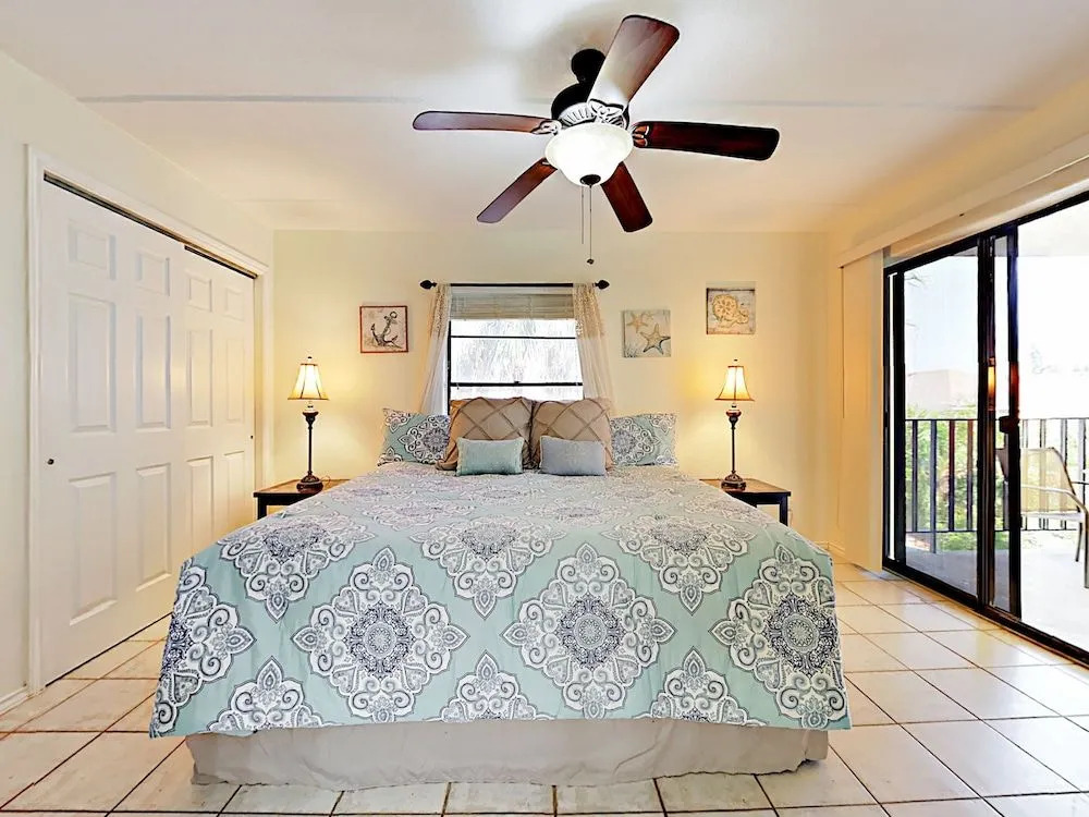 104 East Parade Condo Unit 17 - 2 Br condo by RedAwning
