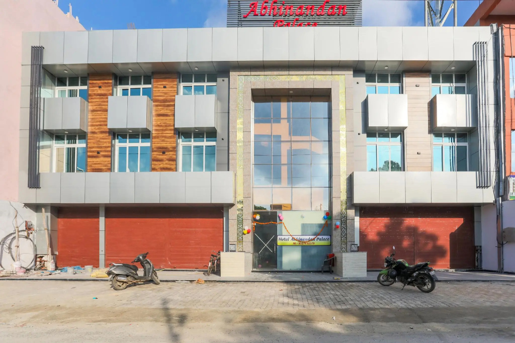 Capital O 42705 Hotel Abhinandan Palace