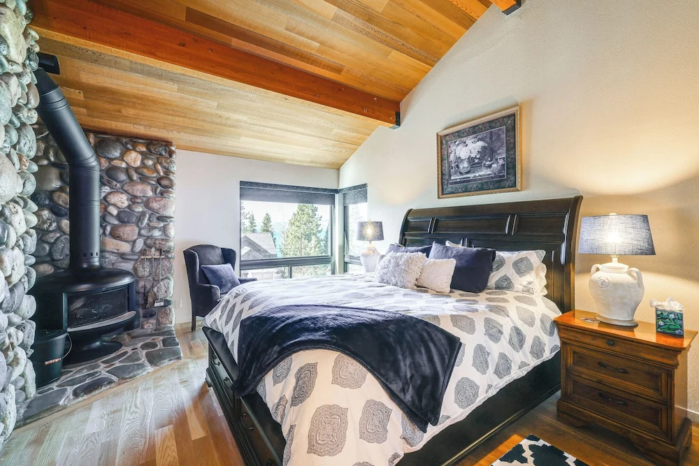 1 Mi to Lake Tahoe: Home w/ Hot Tub & Decks