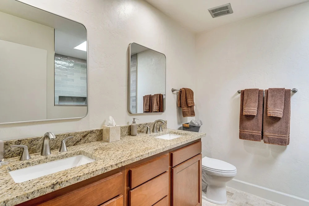 Mtn-view Townhome w/ Pools: 5 Mi to Sabino Canyon!