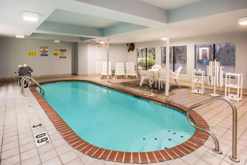 Days Inn by Wyndham Blue Springs