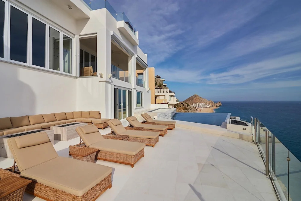 Luxurious Oceanfront Living, Minutes From Downtown: Villa Land's End