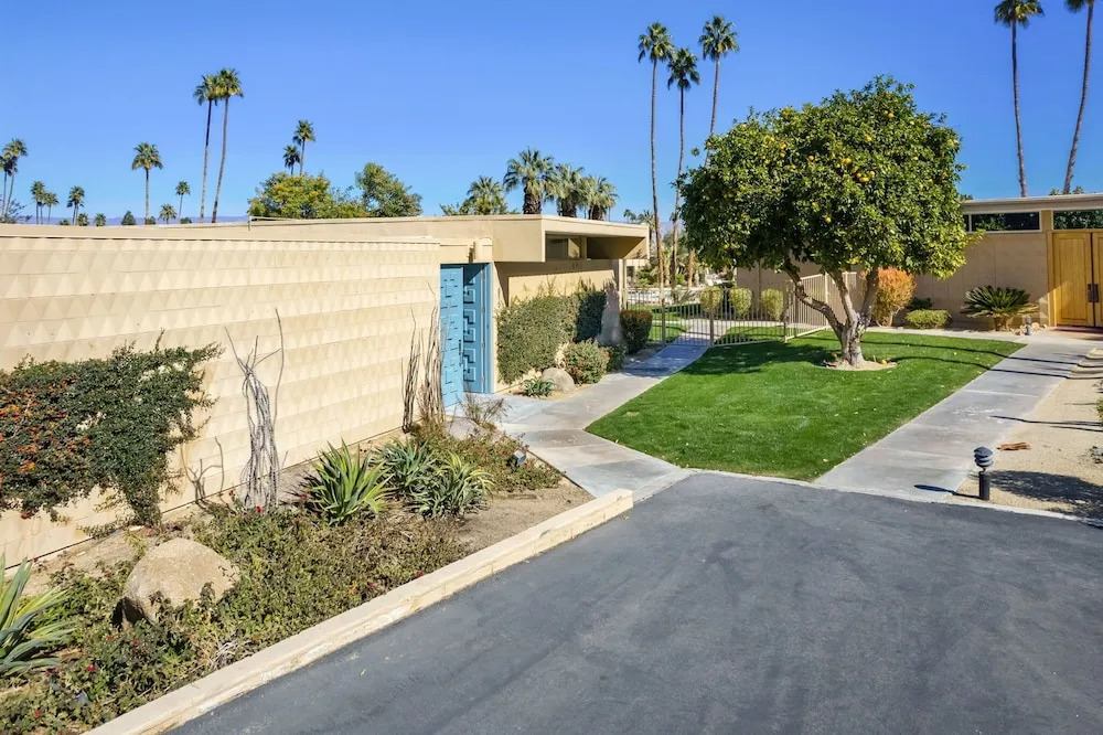 Mid-mod Krisel Getaway Walkable on El Paseo