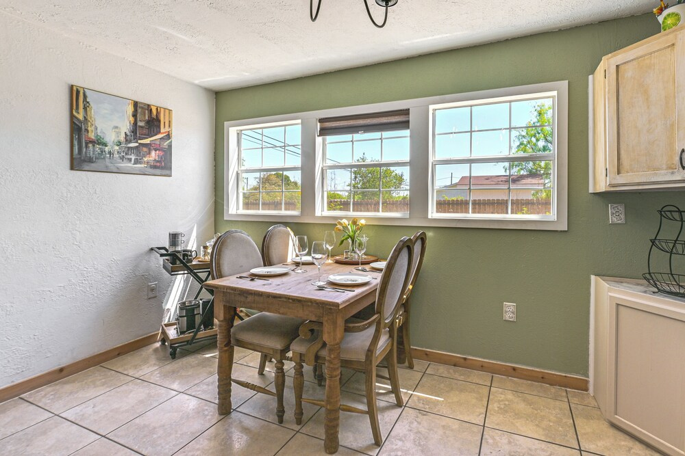 Cozy & Cute Crystal City Home: Shaded Deck w/ BBQ