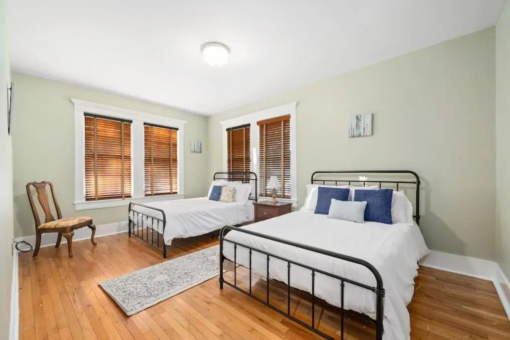 The Executive Retreat Charm, History, Comfort