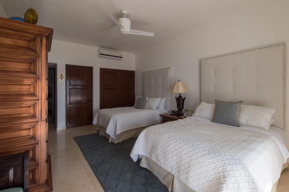 Outstanding Beachfront for up to 15 People: Villa Delfines