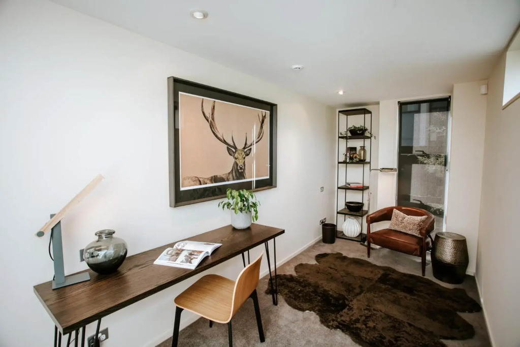 Lake Edge - Sleeps 6 - Centrally Located - Lake & Mountain Views