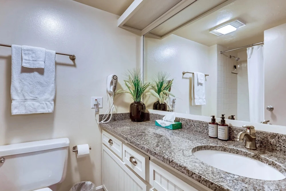 Spacious And Modern 2br Premier- The Pines- Kids Ski Free 2 Bedroom Condo by RedAwning