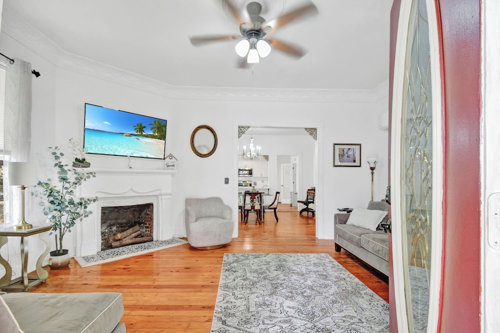 Walk to Downtown Near Beaches Cozy Historic Retreat
