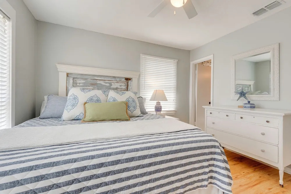 Walk to Waves! Dauphin Island Beach House w/ Deck