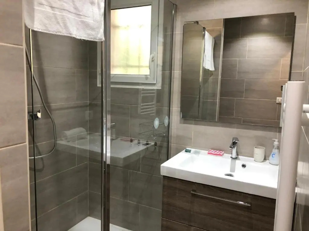 Porticcio centre plage à pieds, studio-cabine 4 Pers max, promo 7 nuits