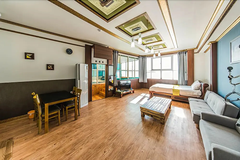Yeosu White Village Pension