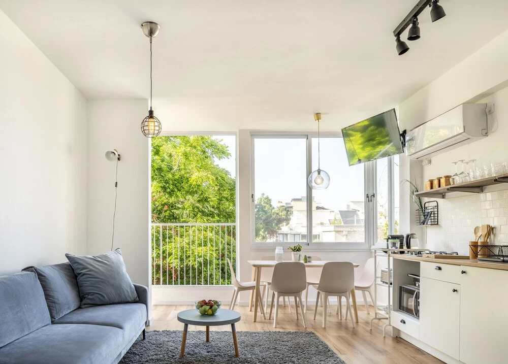 Bright & Sunny Apt in Trendy Location