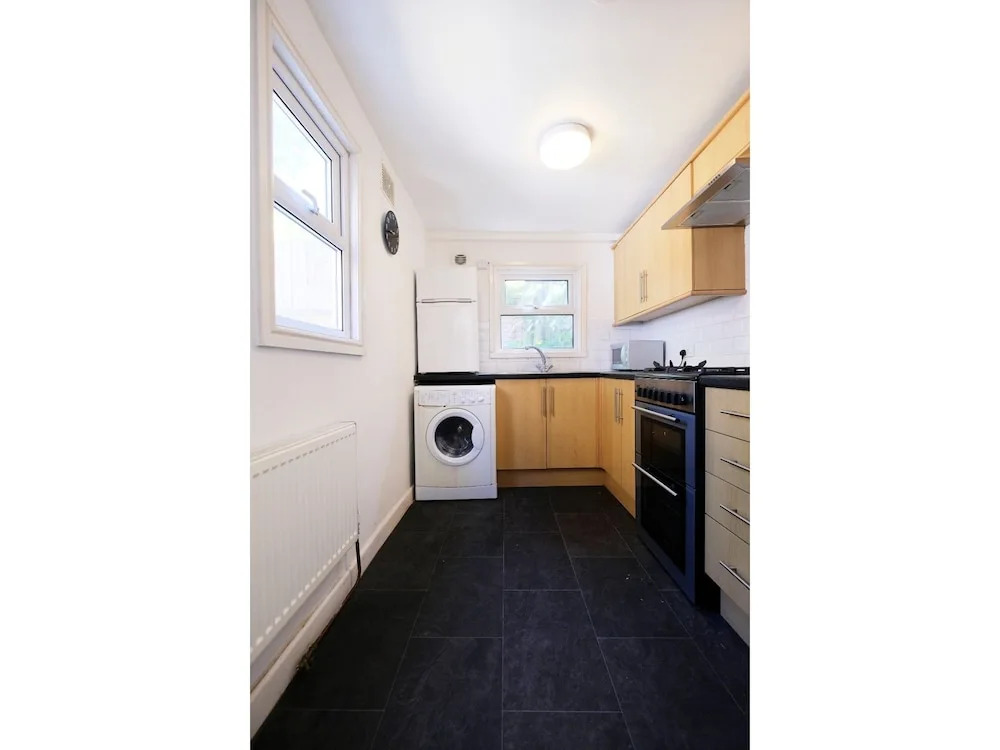 Quiet and Spacious 2-bedroom Flat , Sleeps 4