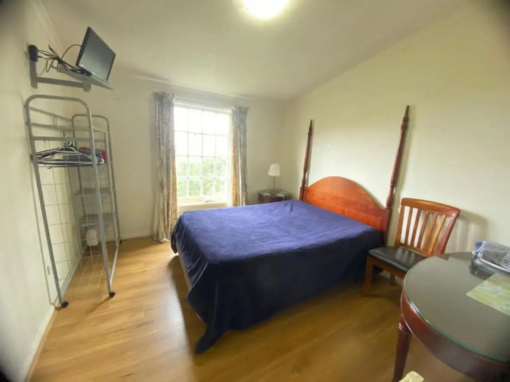 Quality room conveniently located for 2 or 3 si