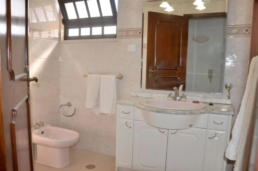 Spacious 4 bedroom villa, private pool, free air conditioning and wifi