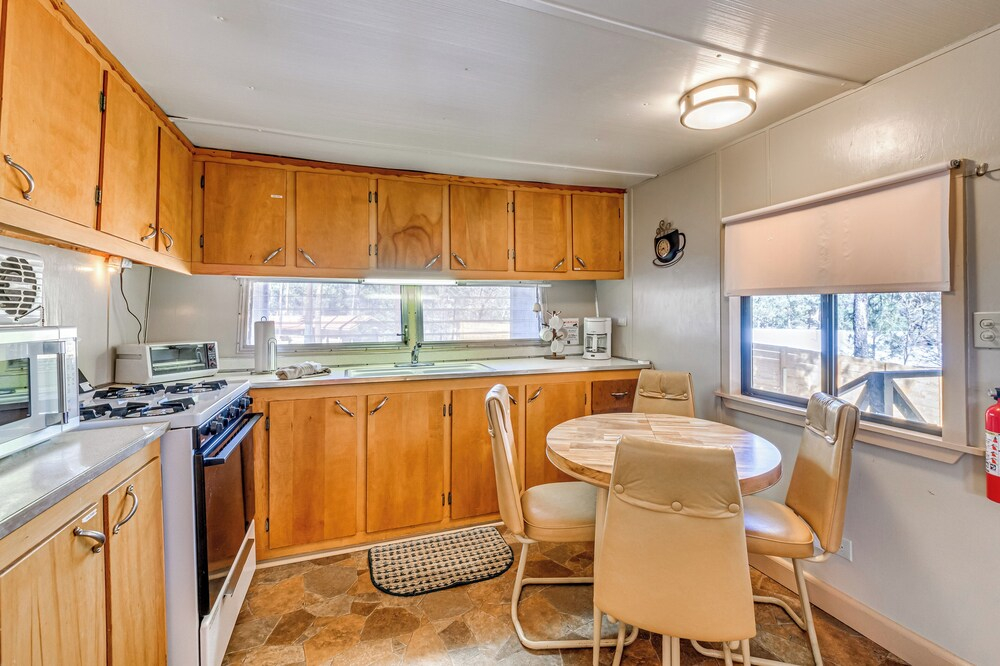 2 Mi to Midtown! All-season Base w/ Hot Tub Access