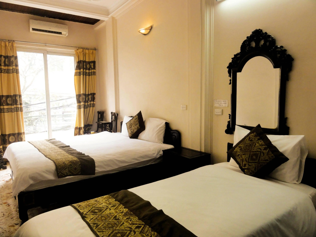 Le Petit Hotel & Travel