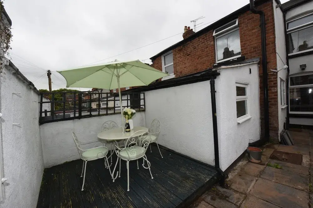 "Honeysuckle House Chester" by Greenstay Serviced Accommodation - Large 3 Bed House, Sleeps 6, Perfect For Contractors, Business Travellers, Families & Groups