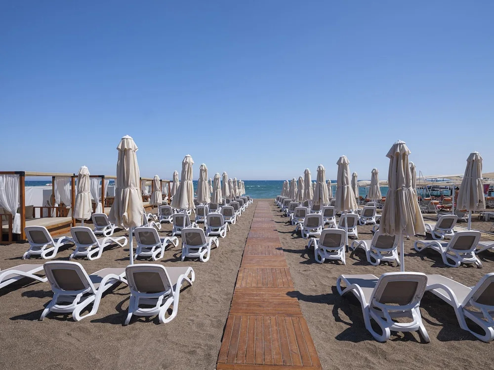 Отель Elysium Deluxe Suites
