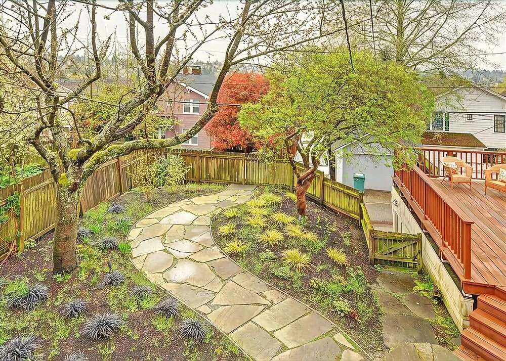 Ravenna Farm House - Four Bedroom Home with Fireplace
