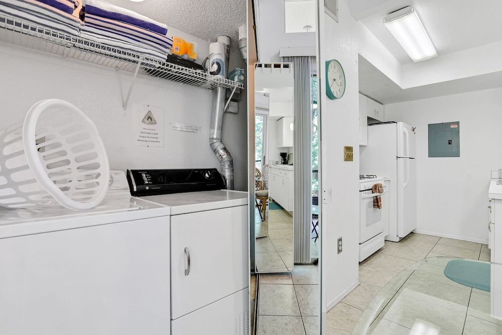 Breezy Townhouse With a Pool, hot Tub, Patio, Central AC, and Washer/dryer