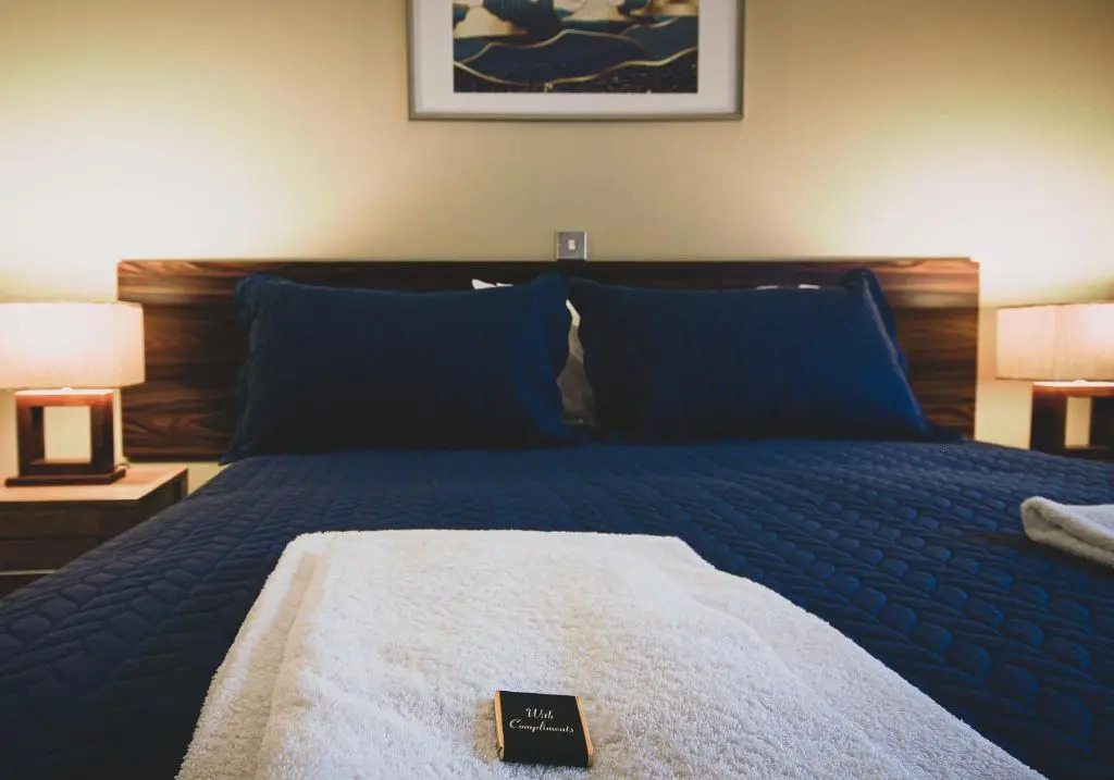 Superb City Center 1 or 2 BR Apts King Bed
