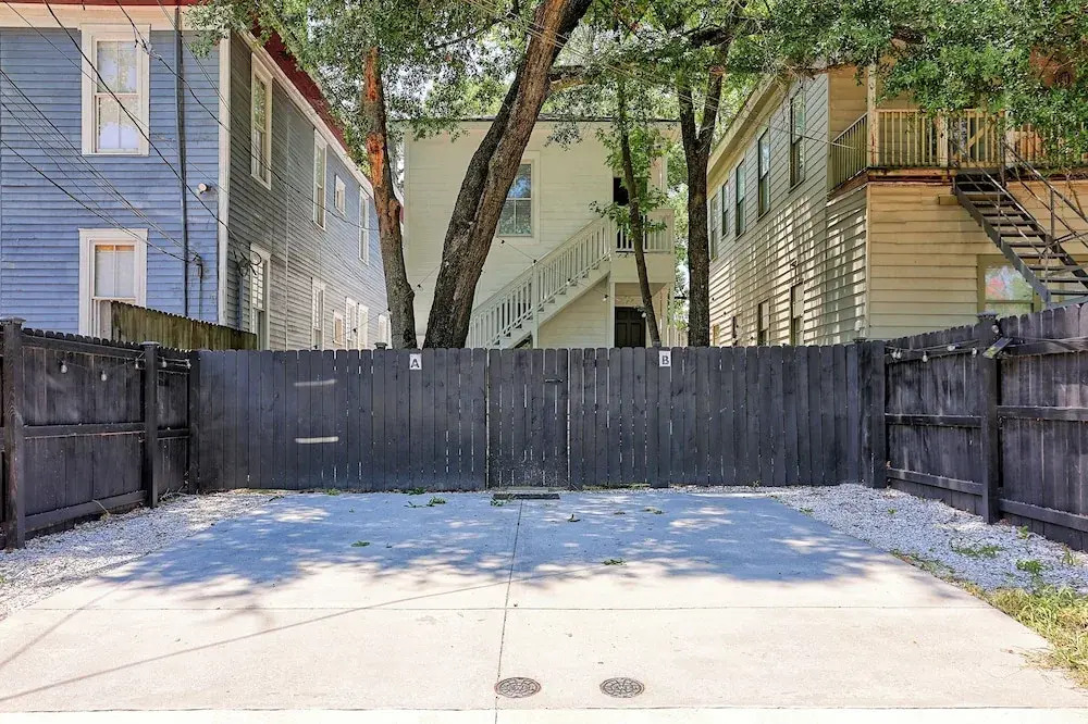 The Peach House- Near Downtown