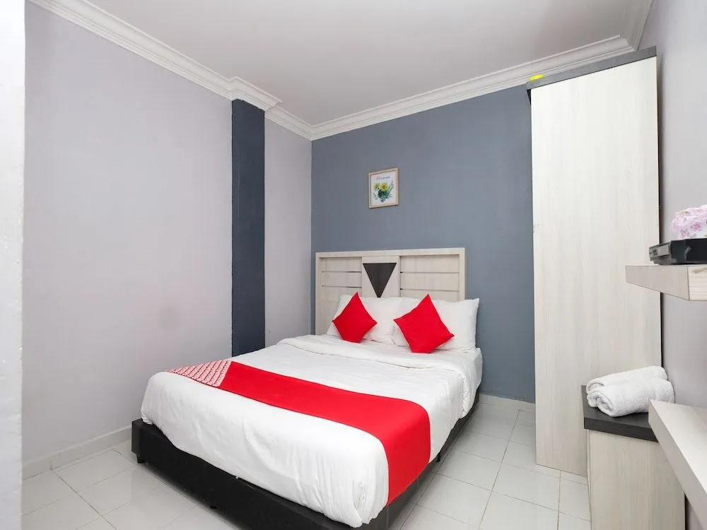OYO 89587 IM Hotel