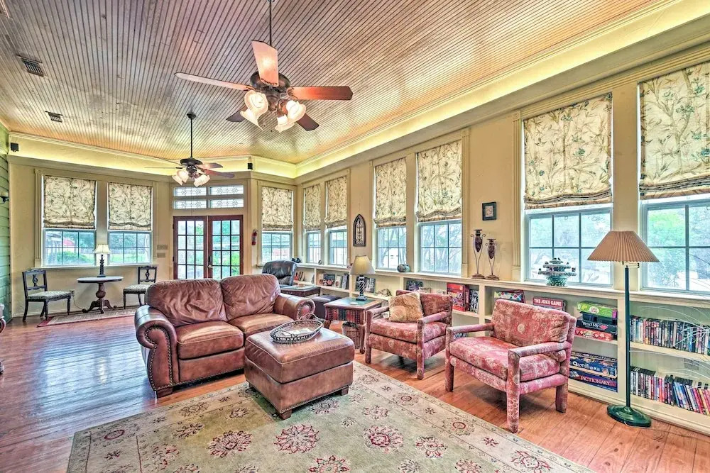 The Lilly House: Historic Glen Rose Home w/ Porch!