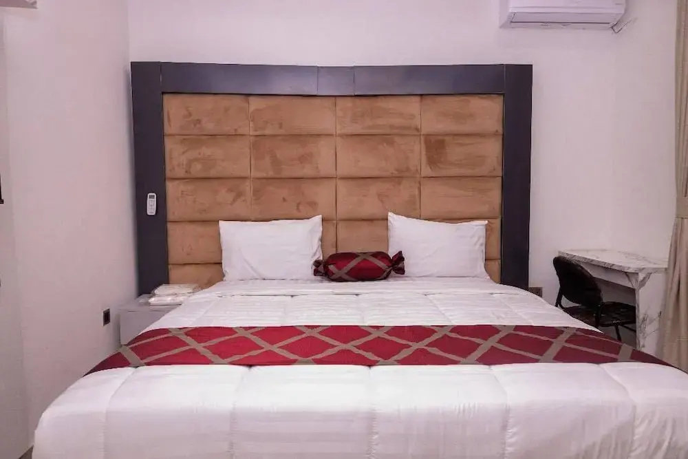 Triple J\s Inn & Apartments