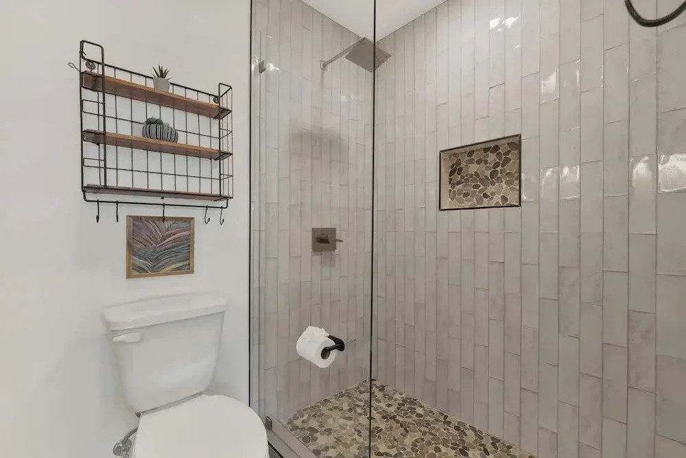 Elegant and Stylish Glenmoor Abode - 5 min to Town