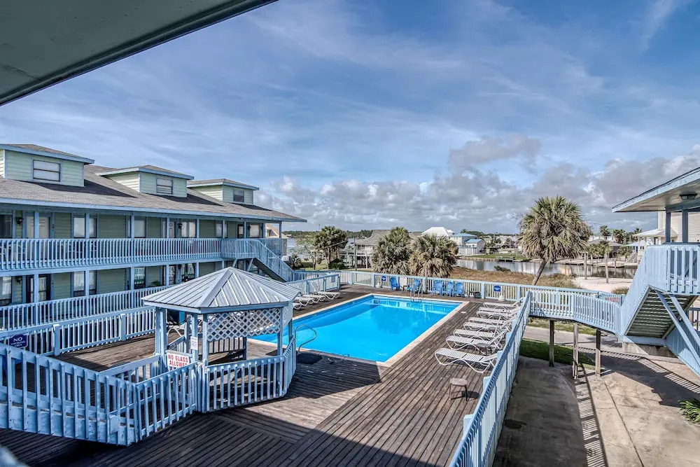 The Cove 217a 1 Bedroom Condo by RedAwning