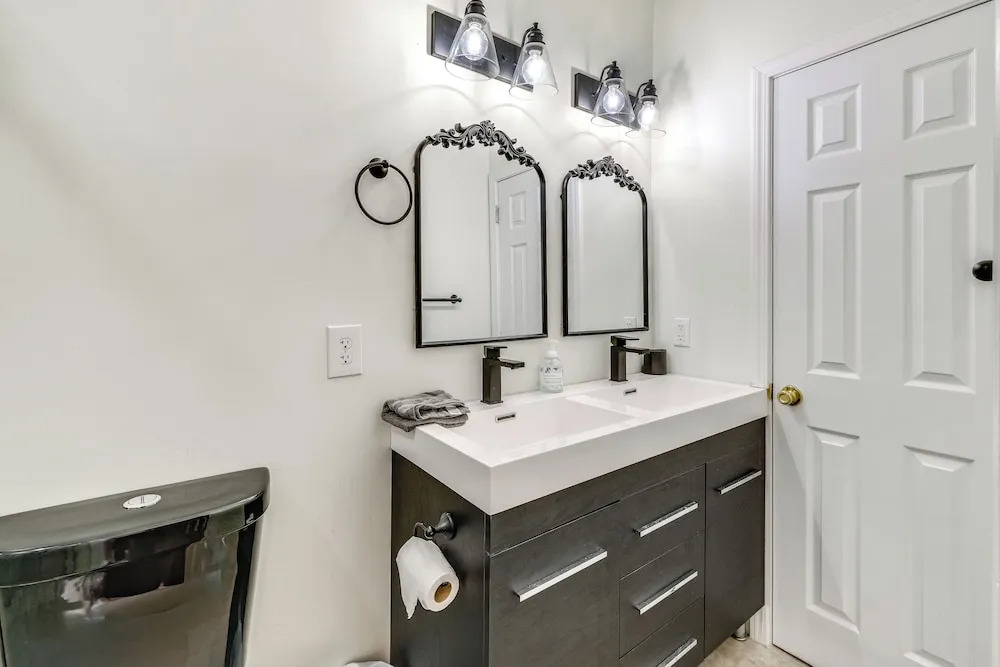 Centrally Located DC Row House Near Restaurants