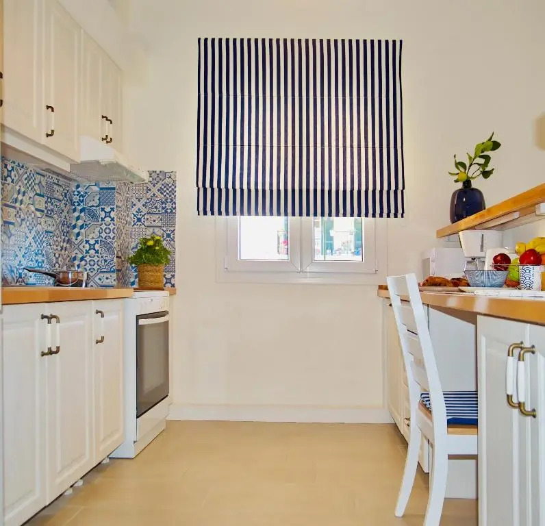 The Bluehouse - Spacious top floor flat with parking, by Mon Repos beach