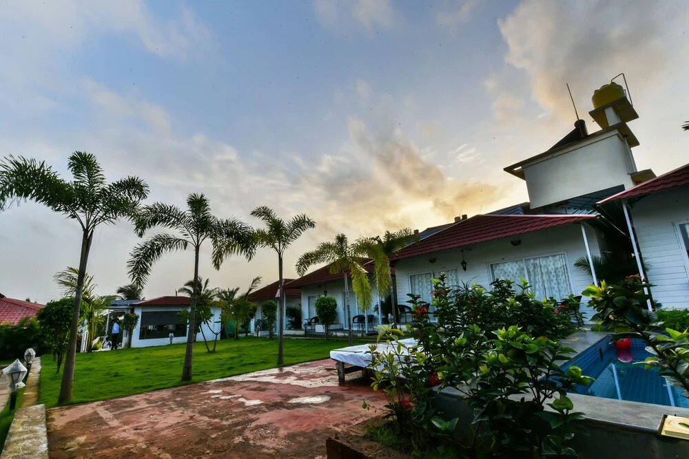 OYO 18404 Pebble Shore Resort