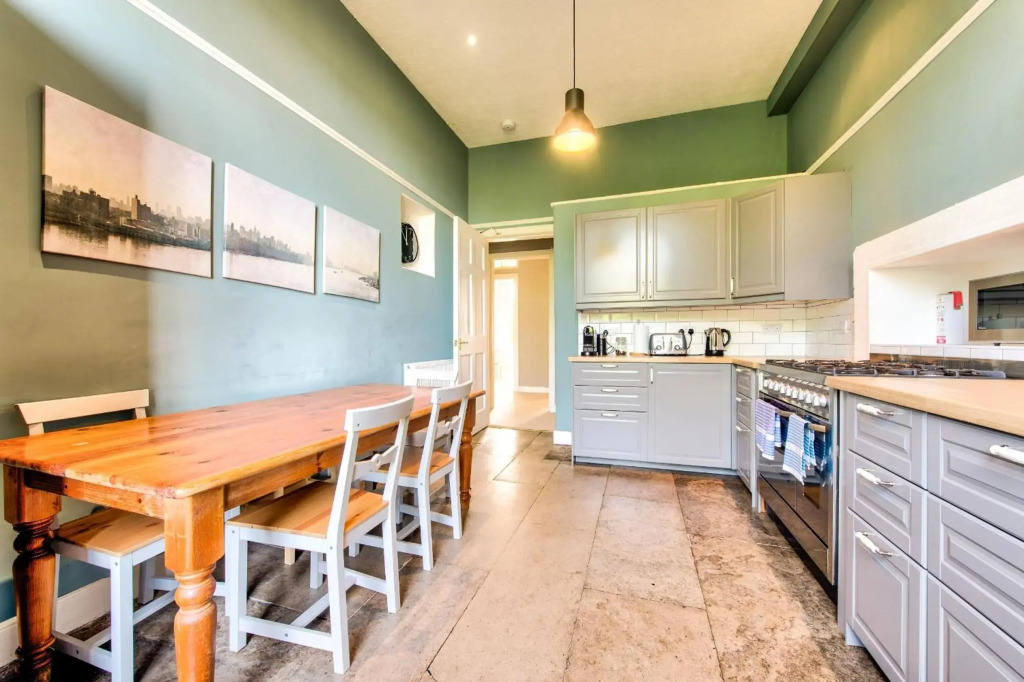 Bright and Spacious 4-bedroom Apart in Stockbridge