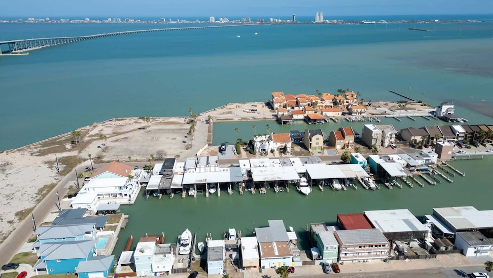 Channelfront - Dock - Fishing - Bbq - Deck 2 Bedroom Home