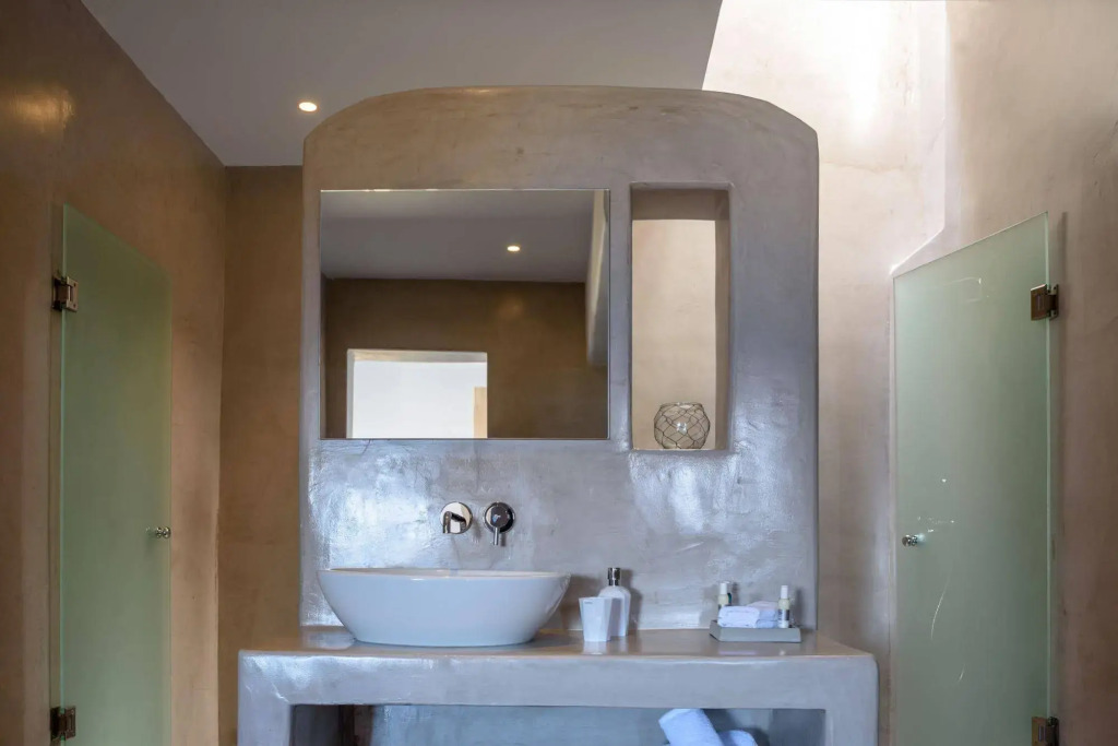Earino Suites and Villa