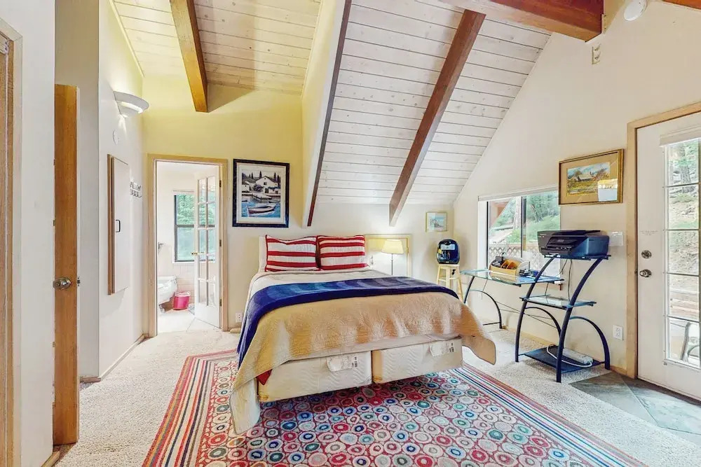 2BR Dog-friendly Cabin w/ Lake Views