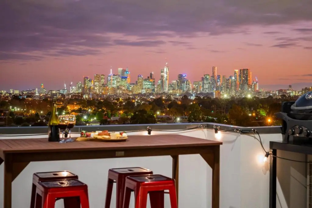 StayCentral Northcote Townhouse With Study
