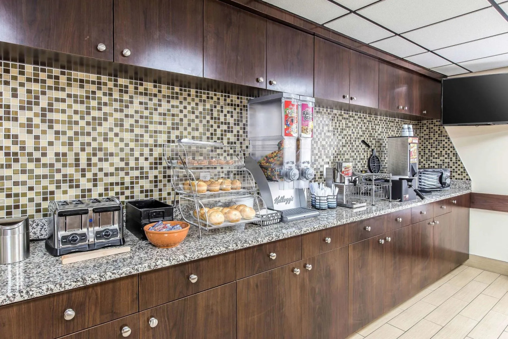 Econo Lodge Savannah Midtown