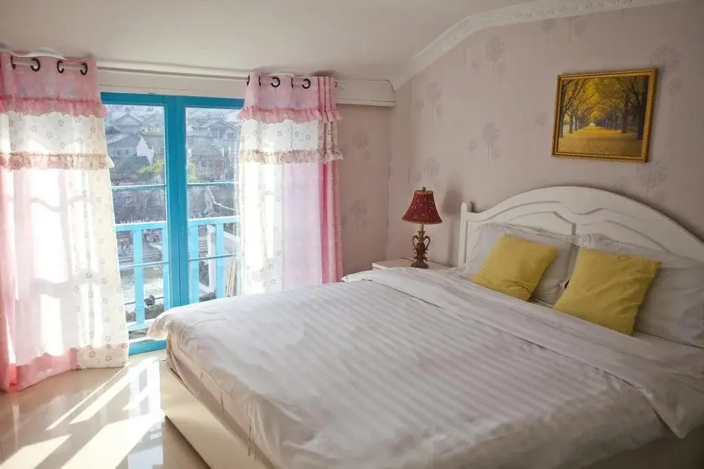 Fenghuang Lelai Yaju Inn