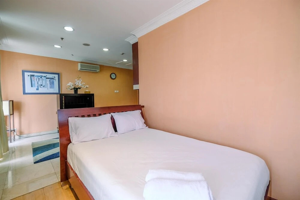 Homey And Comfort Studio At Roosseno Plaza Apartment