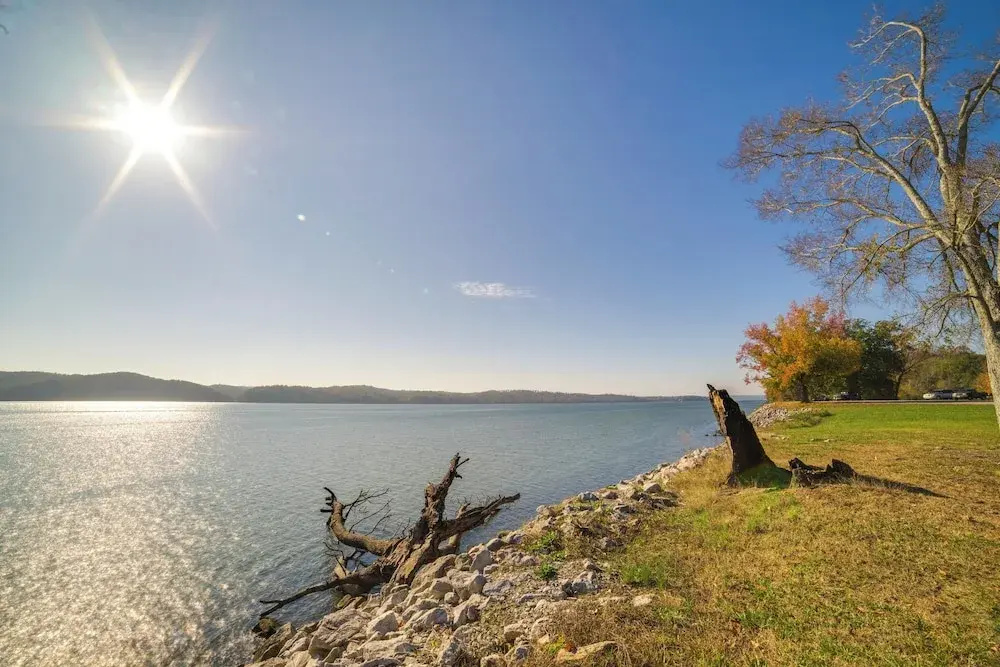 Waterloo Home: Walk to Pickwick Lake Fishing Pier!
