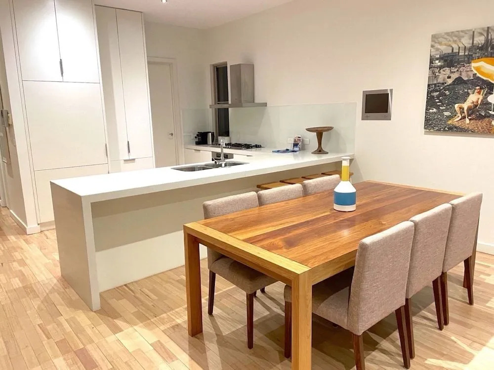 Kew Luxurious Townhouse