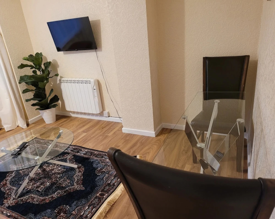 Apartment - Sleeps 2 - Parking - Near Station