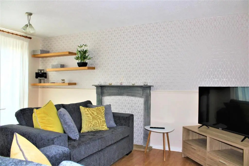 Oldbrook Lovely 3 Bedroom House Sleeps 6 FREE PARKING and NETFLIX