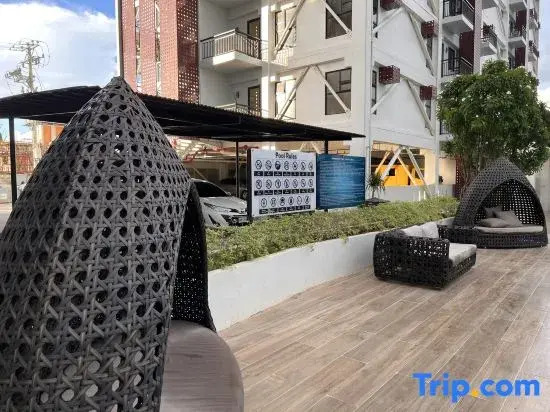 Seven-Eleven Inn 1BR Condo - Royal Oceancrest Mactan