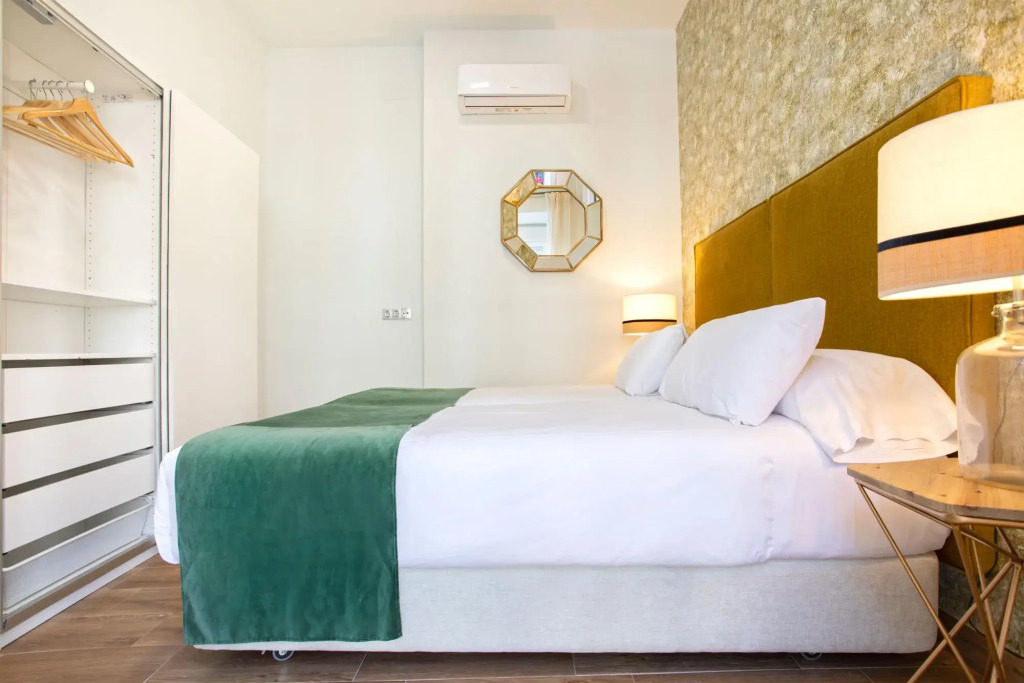 Modern apartment located close from the city center. Recaredo V